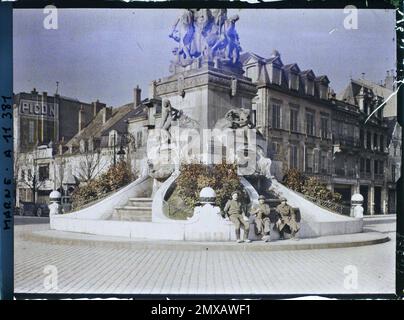 Reims, Marne, Champagne, Frankreich Russische Soldaten vor dem Subé-Brunnen, Place Drouet d'Erlon , 1917 - Marne - Fernand Cuville (Fotobereich der Armeen) Stockfoto