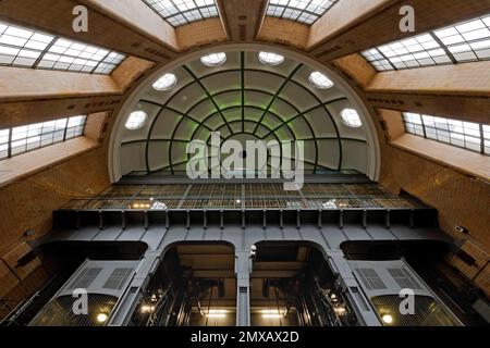 Ansicht der Nordkuppel und Käfige vom Tunnelboden, Alter Elbtunnel, Hamburg, Deutschland Stockfoto