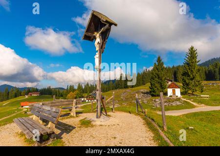 Kruzifix und Kapelle der Himmelfahrt der Jungfrau Maria auf der Winklmoosalm, Winklmoosalm, Reit im Winkel, Bayern, Deutschland Stockfoto