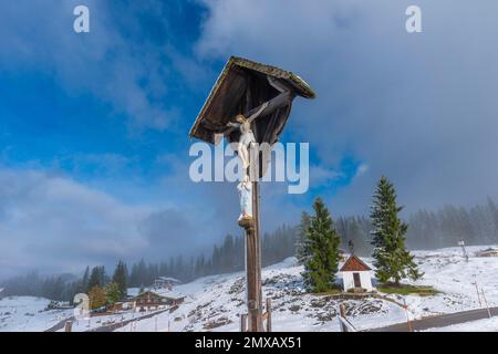 Kruzifix und Kapelle der Himmelfahrt der Jungfrau Maria auf der Winklmoosalm, Winklmoosalm, Reit im Winkel, Bayern, Deutschland Stockfoto