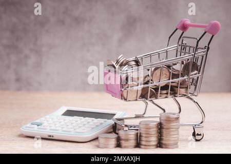 Geldrechner Warenkorb Online-Shopping Finanzierungskonzept .Kopierbereich Stockfoto