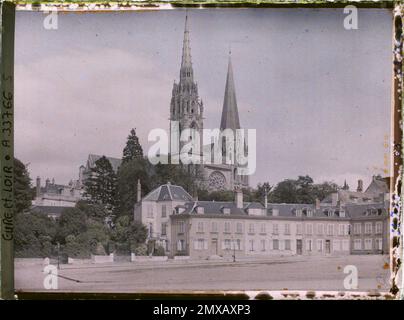 Chartres, Frankreich Place Châtelet mit der Kathedrale im Hintergrund , 1922 - Chartres (Eure -et -Loir) - Auguste Léon - (August) Stockfoto