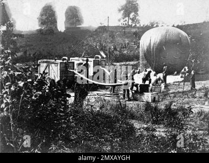 Die Schlacht um Seven Pines (auch bekannt als die Schlacht um Fair Oaks oder Fair Oaks Station) fand am 31. Mai und 1. Juni 1862 im Henrico County, Virginia, im Rahmen der Peninsula Campaign of the American Civil war statt. Es war der Höhepunkt einer Offensive auf der Virginia-Halbinsel, angeführt von Union Major General George McClellan, in der die Armee der Potomac die Außenbezirke von Richmond erreichte. Dieses Foto zeigt Professor Thaddeus Lowe vom Union Army Balloon Corps, der den Ballon Intrepid aufbläst, um die Schlacht von Fair Oaks zu erforschen Stockfoto