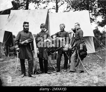 Die Schlacht um Seven Pines (auch bekannt als die Schlacht um Fair Oaks oder Fair Oaks Station) fand am 31. Mai und 1. Juni 1862 im Henrico County, Virginia, im Rahmen der Peninsula Campaign of the American Civil war statt. Es war der Höhepunkt einer Offensive auf der Virginia-Halbinsel, angeführt von Union Major General George McClellan, in der die Armee der Potomac die Außenbezirke von Richmond erreichte. Dieses Foto zeigt Captain James Robertson (Dritter von links) und Offiziere seiner Waffencrew. Stockfoto