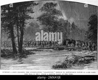 Die Schlacht um Seven Pines (auch bekannt als die Schlacht um Fair Oaks oder Fair Oaks Station) fand am 31. Mai und 1. Juni 1862 im Henrico County, Virginia, im Rahmen der Peninsula Campaign of the American Civil war statt. Es war der Höhepunkt einer Offensive auf der Virginia-Halbinsel, angeführt von Union Major General George McClellan, in der die Armee der Potomac die Außenbezirke von Richmond erreichte. Dieses Bild zeigt General Sumners Union II Corps, die während der Schlacht von Seven Pines die Brücke über den geschwollenen Chickahominy River überqueren. Stockfoto