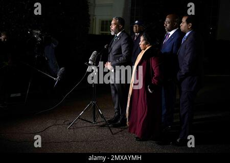 Washington, Vereinigte Staaten. 02. Februar 2023. Der Vertreter der Vereinigten Staaten Steven Horsford (Demokrat von Nevada) und andere Mitglieder des Kongresses Black Caucus sprechen vor der Presse nach einem Treffen mit Präsident Joe Biden im Oval Office im Weißen Haus in Washington, DC am Donnerstag, den 2. Februar 2023. Guthaben: Bonnie Cash/Pool über CNP/dpa/Alamy Live News Stockfoto