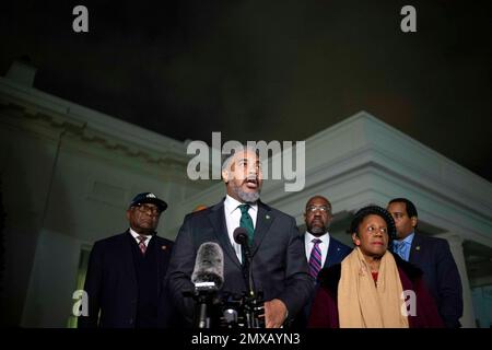 Washington, Vereinigte Staaten. 02. Februar 2023. Der Vertreter der Vereinigten Staaten Steven Horsford (Demokrat von Nevada) und andere Mitglieder des Kongresses Black Caucus sprechen vor der Presse nach einem Treffen mit Präsident Joe Biden im Oval Office im Weißen Haus in Washington, DC am Donnerstag, den 2. Februar 2023. Guthaben: Bonnie Cash/Pool über CNP/dpa/Alamy Live News Stockfoto