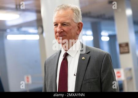 Washington, Vereinigte Staaten. 02. Februar 2023. US-Senator Tommy Tuberville (Republikaner von Alabama) spricht am Donnerstag, den 2. Februar 2023, mit Reportern im Kapitol in Washington, DC. Kredit: Julia Nikhinson/CNP/dpa/Alamy Live News Stockfoto