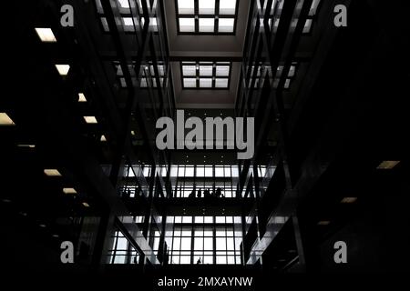 Washington, Vereinigte Staaten. 02. Februar 2023. Menschen gehen durch das Bürogebäude des Hart Senats in Washington, DC, Donnerstag, 2. Februar 2023. Kredit: Julia Nikhinson/CNP/dpa/Alamy Live News Stockfoto