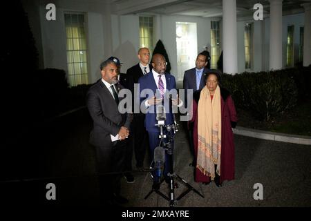 Washington, Vereinigte Staaten. 02. Februar 2023. Senator Raphael G. Warnock (Demokrat von Georgien) und andere Mitglieder des Kongresses Schwarzer Kauus sprechen vor der Presse nach einem Treffen mit US-Präsident Joe Biden im Oval Office im Weißen Haus in Washington, DC am Donnerstag, den 2. Februar 2023. Guthaben: Bonnie Cash/Pool über CNP/dpa/Alamy Live News Stockfoto