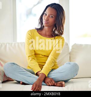 Zu Hause entspannen. Porträt einer attraktiven jungen Frau, die sich zu Hause entspannt. Stockfoto