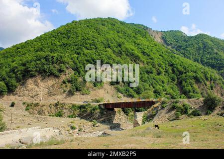 Lagich. Region Ismayilli. Aserbaidschan. 07.31.2016. Das Auto fährt an schönen Orten. Stockfoto