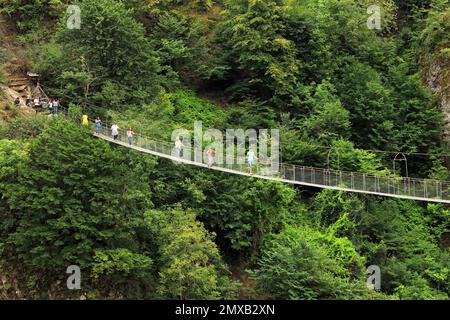 Dorf Lagich, Region Ismaylli, Aserbaidschan, 07.31.2016. Hängebrücke an Kabeln über den Fluss. Stockfoto