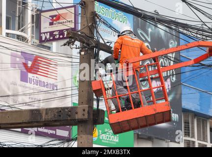 Ratchaburi, Thailand, NOVEMBER 14 2022, Ein Service-Team von Elektrikern arbeitet auf einer Hebebühne in der Stadt Stockfoto