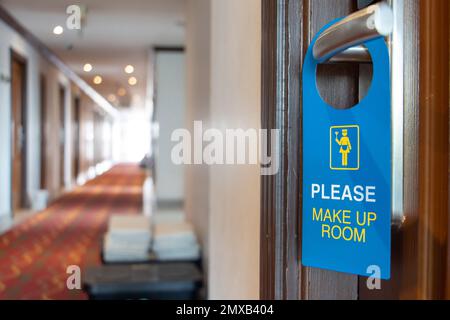 Das Schild Make-up Room hängt am Türknauf des Hotelzimmers Stockfoto