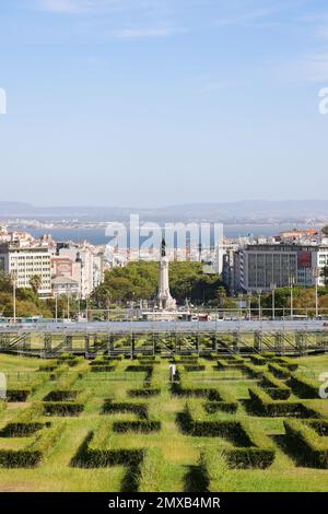 LISSABON, PORTUGAL - 17. AUGUST 2022: Parque Eduardo VII, Park Eduardo VII in Lissabon, Portugal. Lissabon und der Fluss Tejo im Hintergrund. Stockfoto