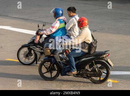 SAMUT PRAKAN, THAILAND, JANUAR 30 2023, Motorradverkehr auf der Morgenstraße Stockfoto