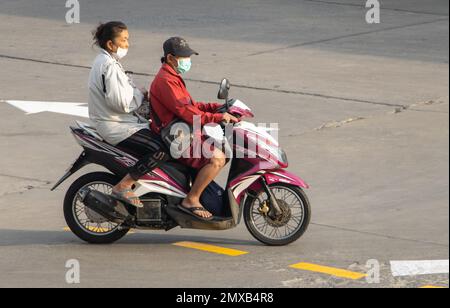 SAMUT PRAKAN, THAILAND, JANUAR 30 2023, das Paar fährt auf der Straße mit dem Motorrad. Stockfoto