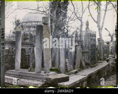 Konstantinopel (aktuelles Istanbul), Türkei auf dem Friedhof von Eyüp Sultan Camii ("Grande Moschee"), Dach eines großen Mausoleums und Gräber, 1918 - Griechenland, Türkei und Bulgarien - Léon Busy Stockfoto