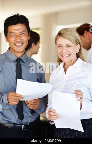 Du weißt, dass du etwas richtig gemacht hast, wenn der Boss lächelt. Hüftaufnahme eines Geschäftsmanns, der in die Kamera schaut. Stockfoto