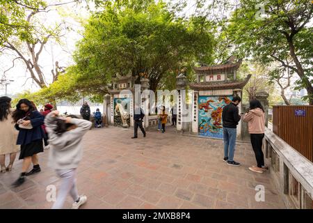 Hanoi, Vietnam, Januar 2023. Blick auf den Ngoc Son Tempel, den konfuzianischen Tempel auf dem Hoan Kiem See, der von einer Brücke durchkreuzt wird, mit Turm und Pavillons gewidmet Stockfoto