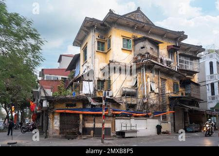 Hanoi, Vietnam, Januar 2023. Blick auf die charakteristischen Häuser in der Altstadt im Stadtzentrum Stockfoto