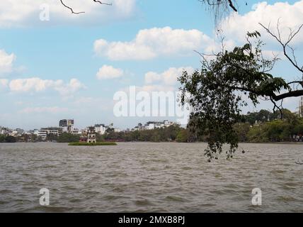 Hanoi, Vietnam, Januar 2023. Thap Rua Tower am Hoan Kiem See im Stadtzentrum Stockfoto