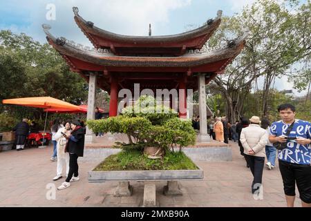 Hanoi, Vietnam, Januar 2023. Blick auf den Ngoc Son Tempel, den konfuzianischen Tempel auf dem Hoan Kiem See, der von einer Brücke durchkreuzt wird, mit Turm und Pavillons gewidmet Stockfoto