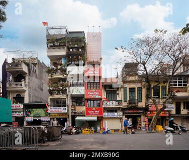 Hanoi, Vietnam, Januar 2023. Blick auf die charakteristischen Häuser in der Altstadt im Stadtzentrum Stockfoto