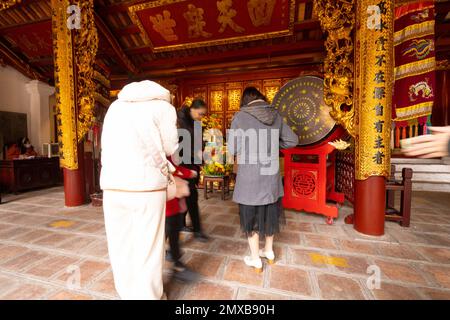 Hanoi, Vietnam, Januar 2023. Blick auf den Ngoc Son Tempel, den konfuzianischen Tempel auf dem Hoan Kiem See, der von einer Brücke durchkreuzt wird, mit Turm und Pavillons gewidmet Stockfoto