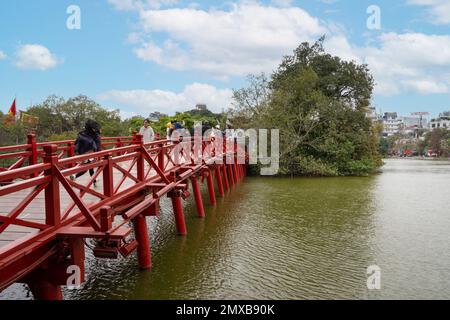 Hanoi, Vietnam, Januar 2023. Blick auf den Ngoc Son Tempel, den konfuzianischen Tempel auf dem Hoan Kiem See, der von einer Brücke durchkreuzt wird, mit Turm und Pavillons gewidmet Stockfoto