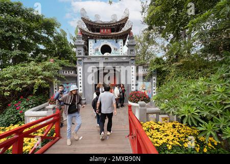 Hanoi, Vietnam, Januar 2023. Blick auf den Ngoc Son Tempel, den konfuzianischen Tempel auf dem Hoan Kiem See, der von einer Brücke durchkreuzt wird, mit Turm und Pavillons gewidmet Stockfoto