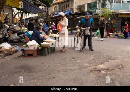 Hanoi, Vietnam, Januar 2023. Obst- und Gemüsehändler auf der Straße in der Altstadt im Stadtzentrum Stockfoto