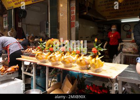 Hanoi, Vietnam, Januar 2023. Das Kochen der traditionellen Ente in einer Straße im Stadtzentrum Stockfoto