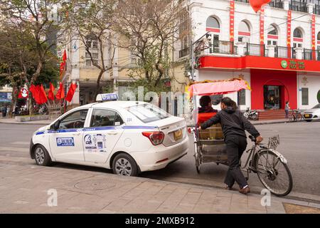 Hanoi, Vietnam, Januar 2023. Transportmittel in einer Straße im Stadtzentrum Stockfoto