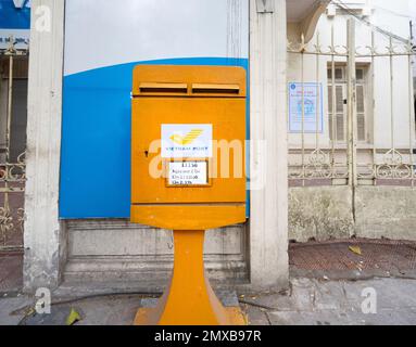 Hanoi, Vietnam, Januar 2023. Der Briefkasten der vietnamesischen Post in einer Straße im Stadtzentrum Stockfoto