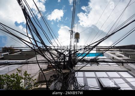 Hanoi, Vietnam, Januar 2023. Ein Wirrwarr von Elektrokabeln in einer Straße im Stadtzentrum Stockfoto