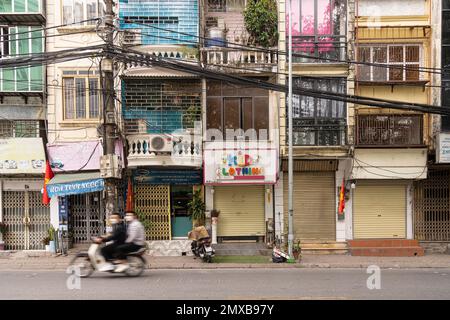 Hanoi, Vietnam, Januar 2023. Blick auf die charakteristischen Häuser in der Altstadt im Stadtzentrum Stockfoto