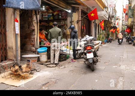 Hanoi, Vietnam, Januar 2023. Die Fleisch- und Fischhändler auf der Straße in der Altstadt im Stadtzentrum Stockfoto