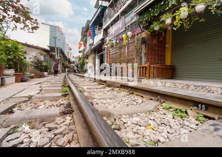 Hanoi, Vietnam, Januar 2023. Die Schienen zwischen den Häusern des alten Stadtviertels Stockfoto