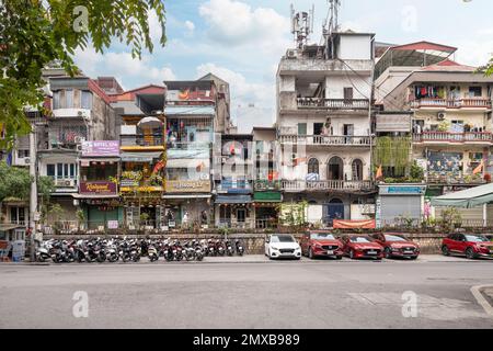 Hanoi, Vietnam, Januar 2023. Blick auf die charakteristischen Häuser in der Altstadt im Stadtzentrum Stockfoto