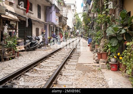 Hanoi, Vietnam, Januar 2023. Die Schienen zwischen den Häusern des alten Stadtviertels Stockfoto