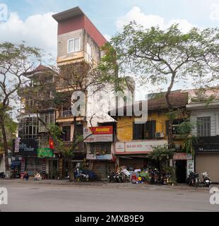 Hanoi, Vietnam, Januar 2023. Blick auf die charakteristischen Häuser in der Altstadt im Stadtzentrum Stockfoto