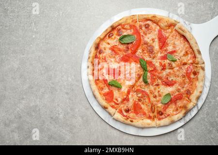 Köstliche Pizza Margherita auf hellgrauem Tisch, Blick von oben. Platz für Text Stockfoto