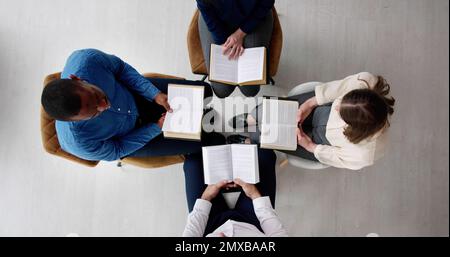 Eine Gruppe Multiethnischer Freunde, Die Zusammen Bibel Lesen Stockfoto