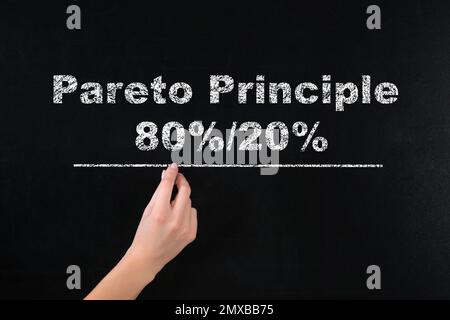 Pareto-Prinzip. Frau schreibt 80%/20% auf Tafel, Nahaufnahme Stockfoto