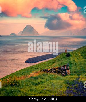 Fantastischer Sonnenaufgang im Sommer auf Hestur Island. Farbenfroher Blick am Morgen auf die Außenbezirke von Kirkjubour, Färöer, Dänemark, Europa. Die Schönheit der Natur Stockfoto