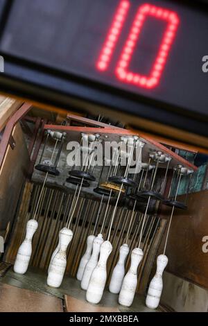 Berlin, Deutschland. 01. Februar 2023. Die Nummer zehn steht auf einer Anzeigetafel auf der Bowlingbahn „zum Kegel“ in Berlin-Tegel. Kredit: Jens Kalaene/dpa/Alamy Live News Stockfoto