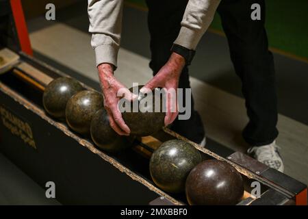 Berlin, Deutschland. 01. Februar 2023. Ein Mann nimmt einen Ball aus der Ballsammlung auf der Bowlingbahn „zum Kegel“ in Berlin-Tegel. Kredit: Jens Kalaene/dpa/Alamy Live News Stockfoto