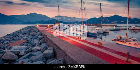 Panoramablick am Morgen auf den Hafen von Villasimius. Farbenfroher Sonnenaufgang im Sommer auf der Insel Sardinien, Italien, Europa. Dramatische Küstenlandschaft des Mittelmeers. Reisen Stockfoto